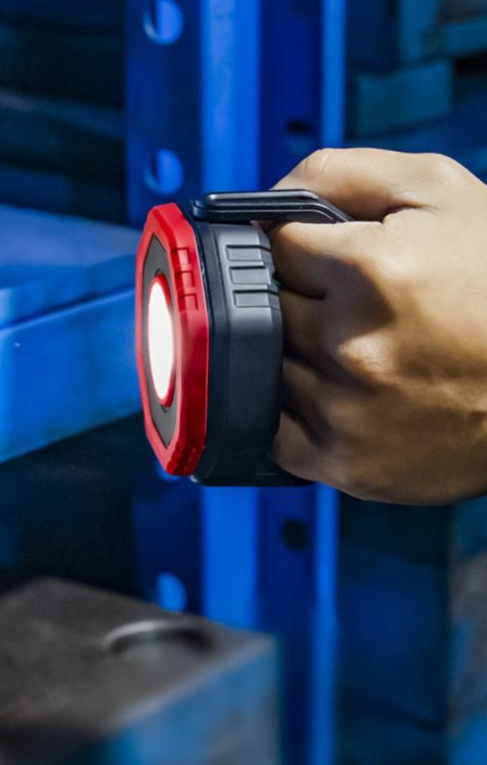 HAJ LIGHT Genopladelig mini-arbejdslampe 700 lumen Roterbar magnetarm, USB oplader, 3 lysstyrker